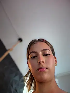Valeria-escobar Adlı Modelin Canlı XXX Sohbeti
