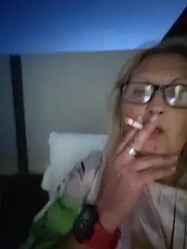 Divineblond élő XXX-chatje