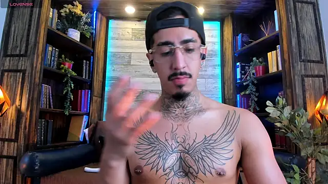 Donovan_Desmond Show in webcam