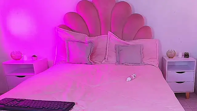 MiaColucci18 XXX чат на живо