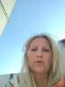 Divineblond webcam show