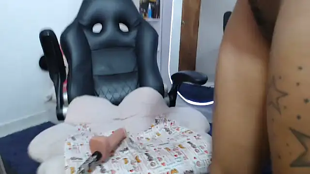 --Kenian Live XXX chat