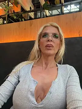 Reyna63 现场XXX聊天