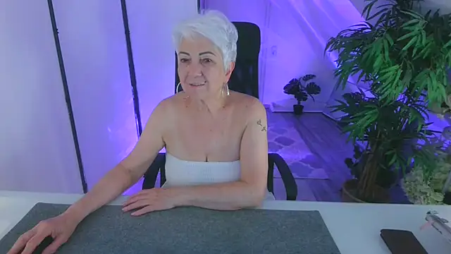 LovelyHelena webcam show