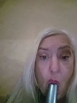 Julia20X webcam show