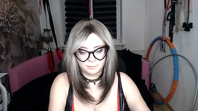 Chat +18 de MISSwithDOLLS ao vivo