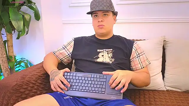 Chat +18 de Naim_Bennetsex ao vivo