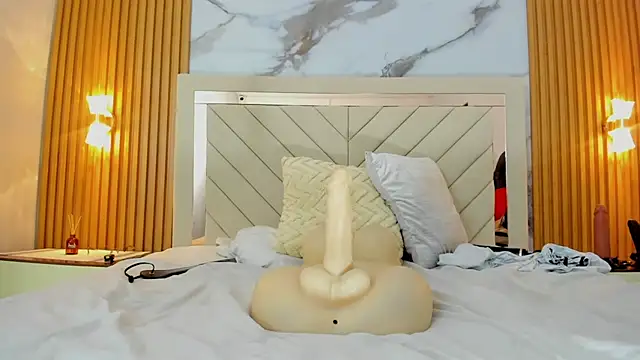 KAROLLJONES1 élő XXX-chatje