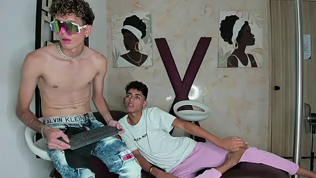 חדר צ'אט בשידור חי של COUPLES_BOYS