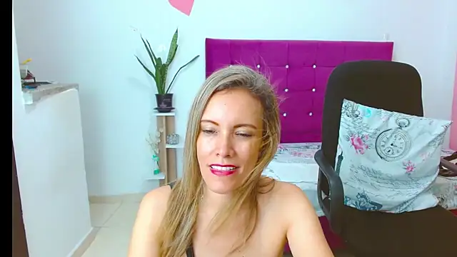Chat +18 de chantalsemenova1 ao vivo