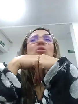 Онлайн чат XXX CynthiaMore