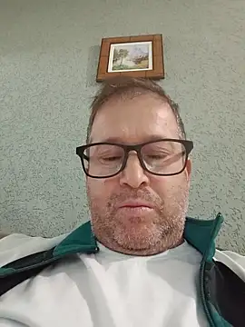 tavio1 Show in webcam