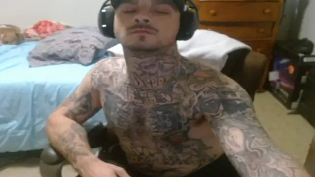 הופעת וובקאם של DADDY_KANE8---