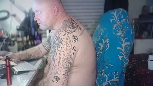 Tattooed_Dilf_01 webkamerás műsora