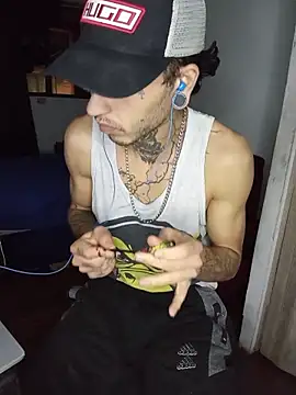 Pokazy przed kamerką – Tattoboy19cm
