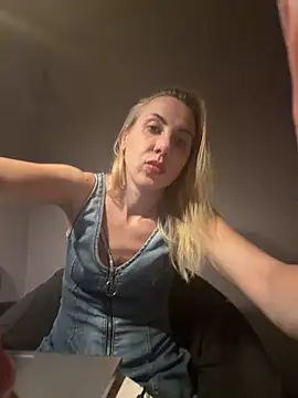 Show modela ElenaWhitmore na web-kameri