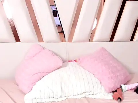 MiaKleinX live XXX chat