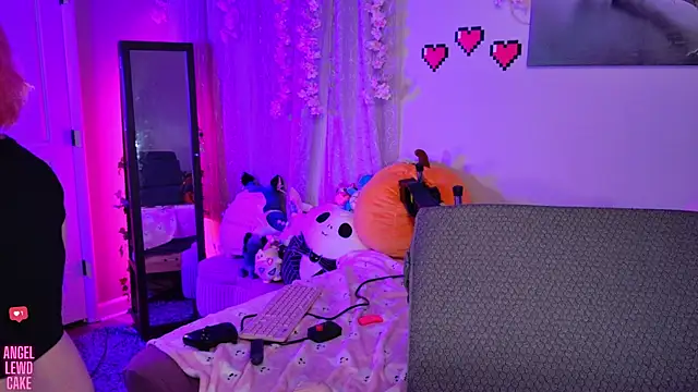 Chat XXX Live Angel-Lewd-Cake