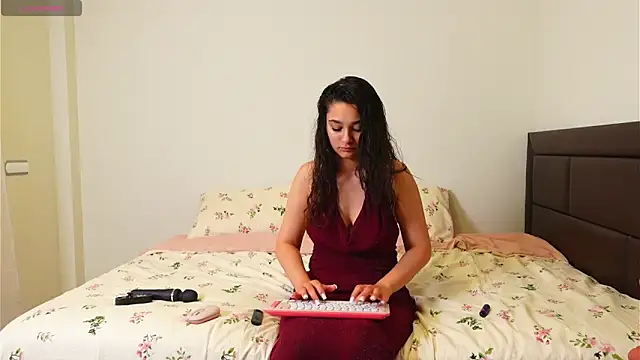Chat XXX en directo de KiraAvery11