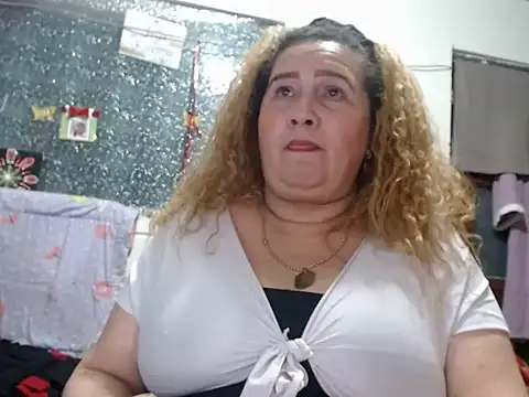 Perla1981-- live XXX chat
