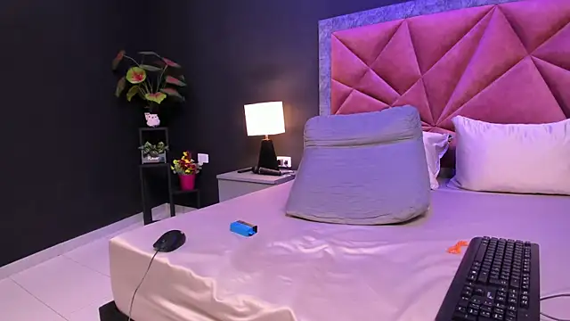 Chat +18 de mia_milff ao vivo