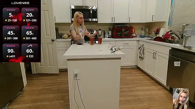 Blondiewithanass Chat XXX in diretta
