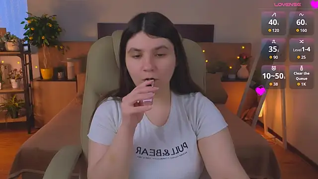 Viola__Shy élő XXX-chatje