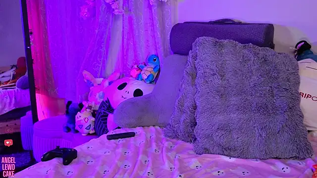 Angel-Lewd-Cake élő XXX-chatje