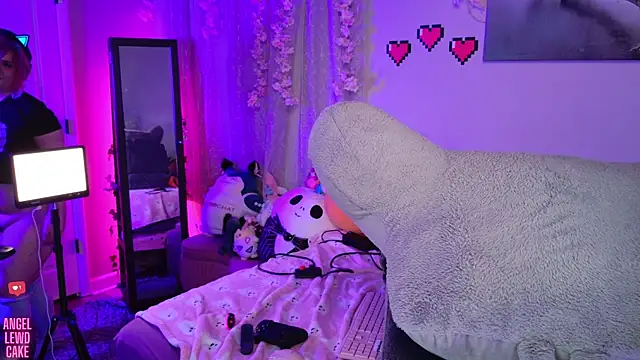 Angel-Lewd-Cake élő XXX-chatje