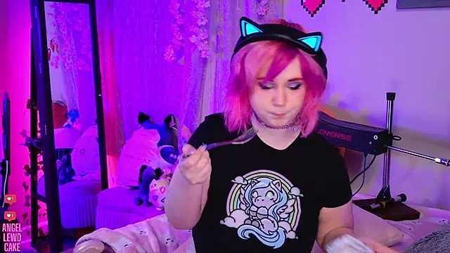 Angel-Lewd-Cake élő XXX-chatje