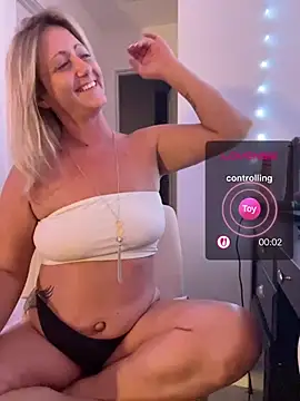 FoxyMillie Show in webcam