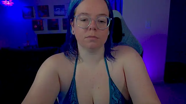 Chat +18 de KiraSpitQueen ao vivo