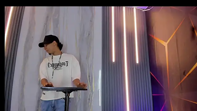 Drake_King19: διαδικτυακό σόου στην κάμερα
