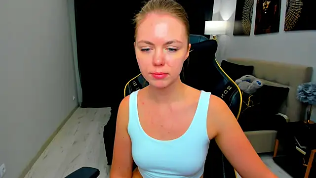 Strawberrye XXX чат на живо