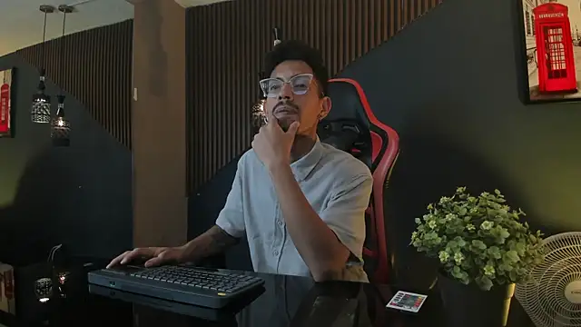 Show modela NoaahTylor na web-kameri