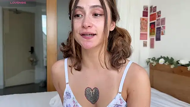 cutiemari: онлайн-секс-чат