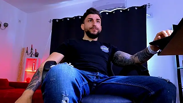 MightyAaron66 live XXX chat
