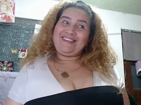 Perla1981-- Live XXX-Chat