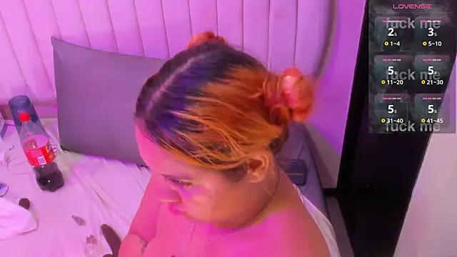 sharlotthe_bigass' Live XXX Chat