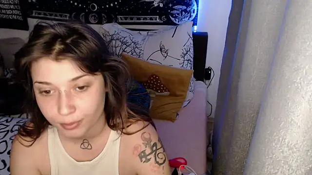 AlienforTwenty's Live XXX Chat