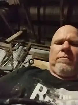 Reddog833 Show in webcam