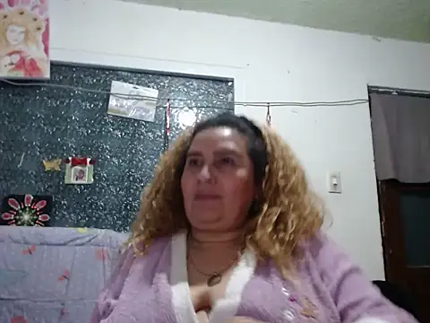 Perla1981-- Live XXX Chat