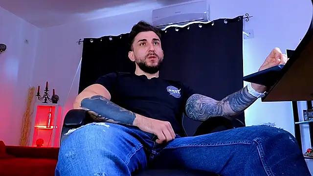 MightyAaron66 élő XXX-chatje