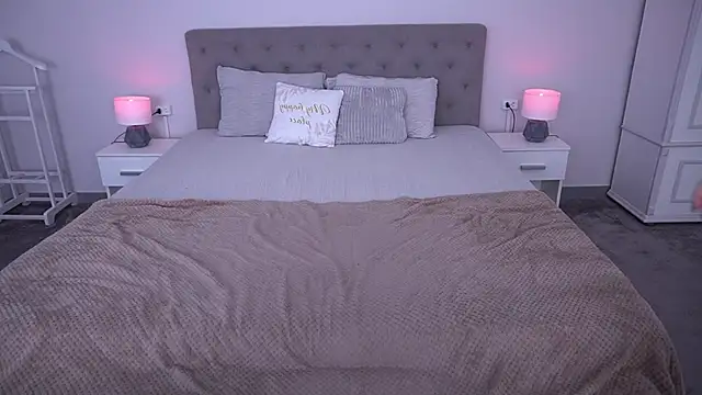 NikkiGoldSide Chat XXX live