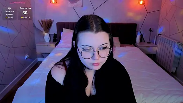 Kira_G0ld Adlı Modelin Canlı XXX Sohbeti
