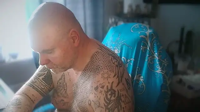 Tattooed_Dilf_01: απευθείας συνομιλία ΧΧΧ