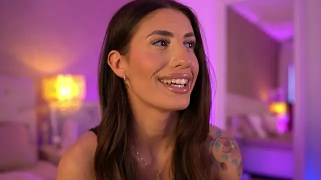 OhhAisha Adlı Modelin Canlı XXX Sohbeti
