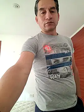 צ'אט XXX בשידור חי של ChrisFloresP
