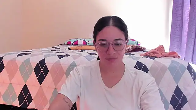 atenas_05_ Adlı Modelin Canlı XXX Sohbeti