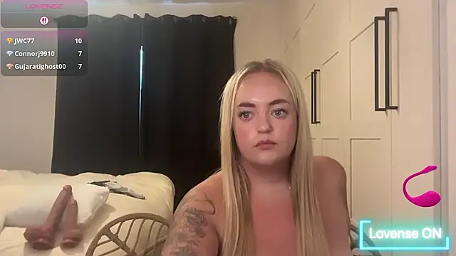CurvyWetWife live XXX chat